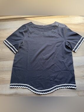 Women’s Short Sleeve Top with White Trim